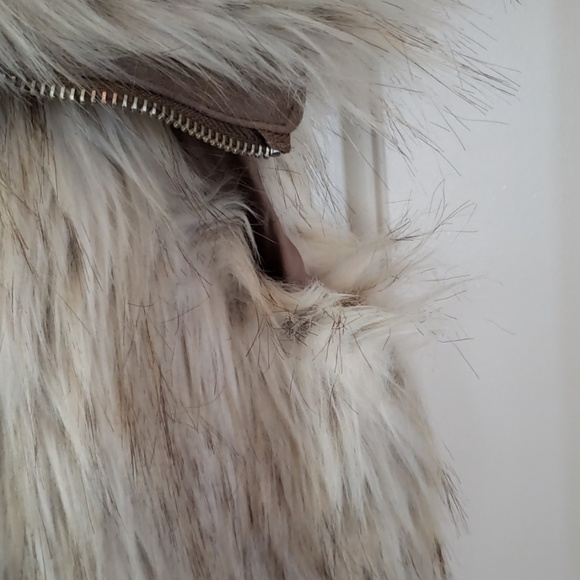 BB Dakota faux fur vest. Worn once! - Picture 3 of 6